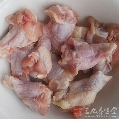 雞肉味甘，微溫，能溫中補脾，益氣養血