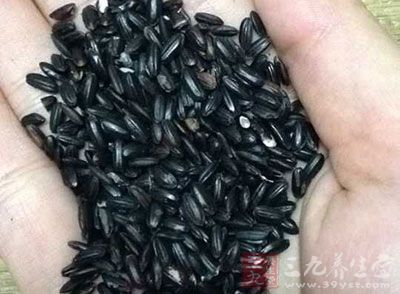 黑米和糯米淘洗干淨，提前用冷水泡2個小時