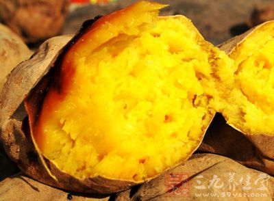 入烤箱中層，200度烤60分鐘左右，烤至紅薯滲出糖汁