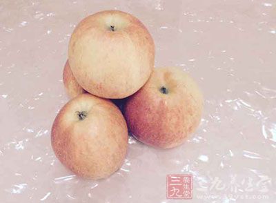 蘋果連皮洗淨，去芯後切塊備用