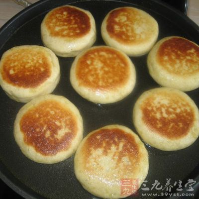 烙至餅漲起，兩面焦黃，出鍋即可