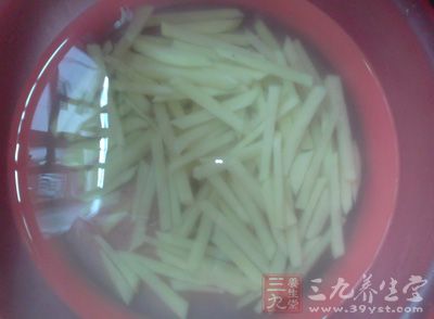 土豆去皮切條狀，不要太細