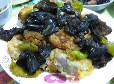 木耳炒肉片材料：木耳15克，豬瘦肉60克