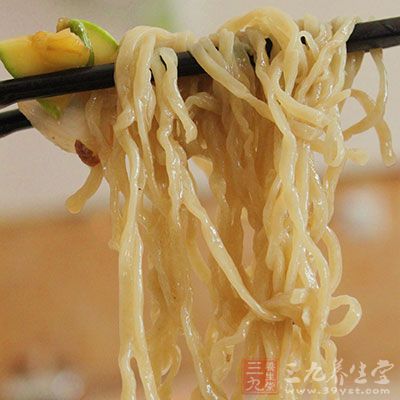 面條撈出，沖涼，用香油攪拌均勻