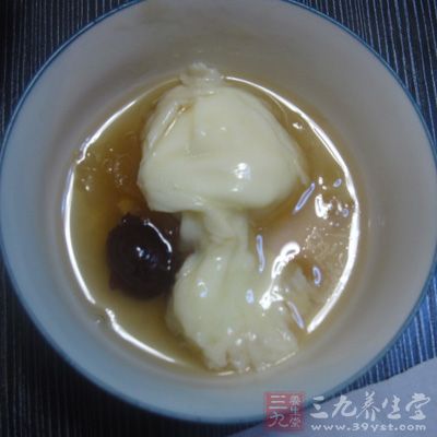 紅棗用清水浸泡2小時泡發，用水將紅棗和蓮子沖洗干淨