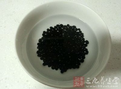 黑豆提前洗淨泡發
