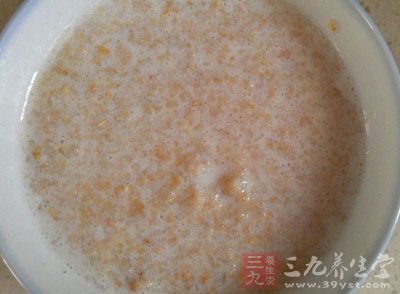煮好的牛奶燕麥粥盛入碗中加入少許白糖調味即可