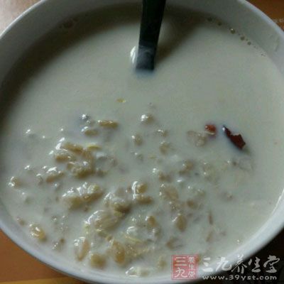 煮好的牛奶燕麥粥盛入碗中加入少許白糖調味即可
