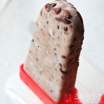 將牛奶豆沙水舀入模具，入冰箱冷凍4小時以上，就可以了