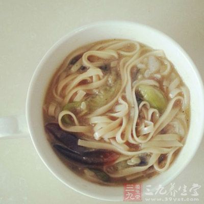 骨湯煮面的做法