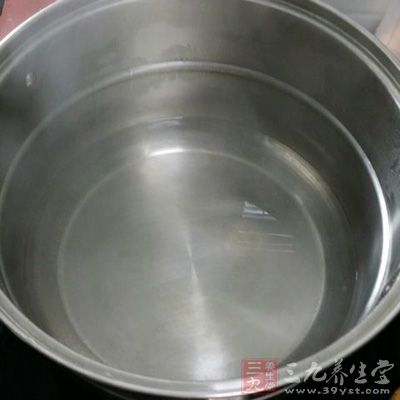 先在鍋內放清水 先在鍋內放清水