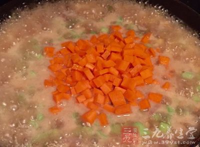 西芹洗淨，用手掰成小塊，掰的時候去掉筋