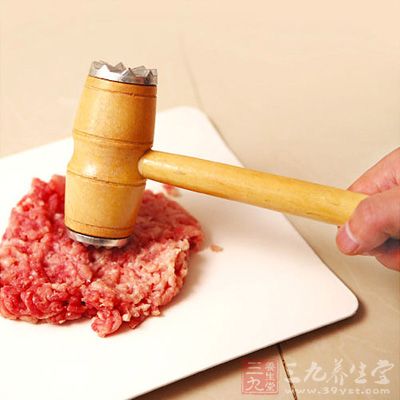 大排洗淨，瀝干，用木榔頭把它敲扁