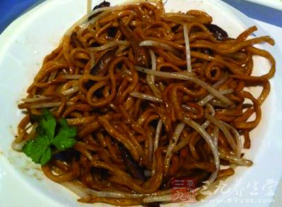 面條，豆芽，肉絲，辣椒，蔥姜蒜，花椒油