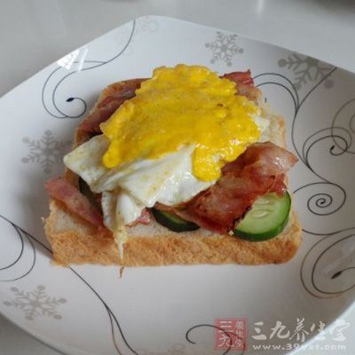 然後將西紅柿切成三到四片，擺到面包上