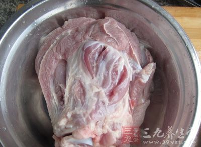 去掉豬肘子上的毛洗淨