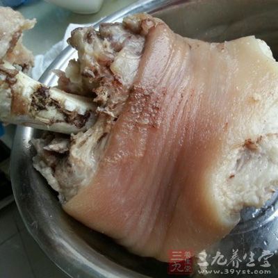 豬蹄膀500克，在沸水中煮1分鐘撈起來過涼水瀝干