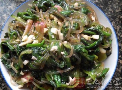 將菠菜和紅薯粉條以及蒜茸花椒油鹽鎮江香醋拌勻,生蔥絲至頂 將菠菜和紅薯粉條以及蒜茸花椒油鹽鎮江香醋拌勻,生蔥絲至頂