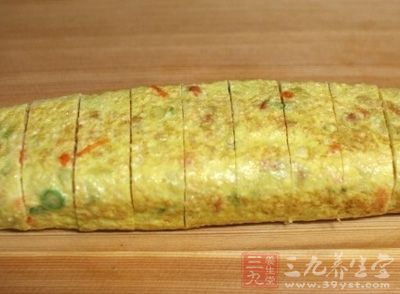卷好之後的蛋卷，也要小火慢慢加熱直到蛋卷定型熟透，再取出切段