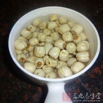 蓮子提前用冷水侵泡2-3小時