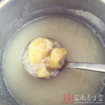 甘薯削皮、洗淨、切小塊，先用電鍋蒸10分鐘後取出