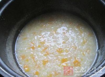 大米洗淨倒入電飯煲內