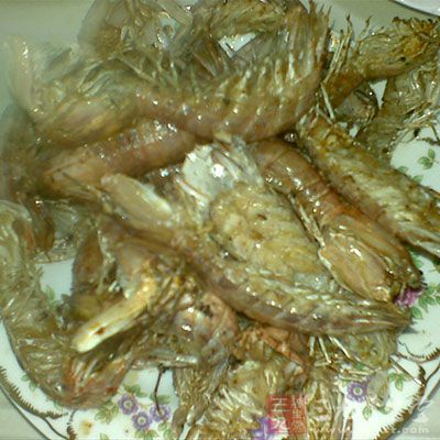 先將蝦蛄洗淨，用剪刀對半剪開方便入味