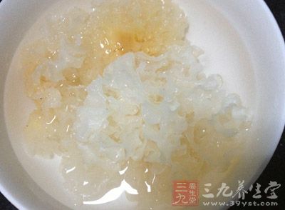 銀耳提前用清水泡發半小時