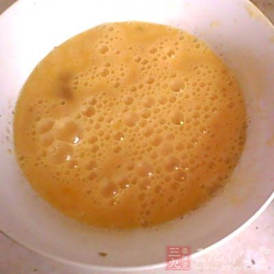 將雞蛋一枚打入碗中攪勻