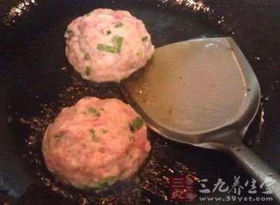 將鍋裡的油燒熱，把之前做好的丸子慢慢的放下去
