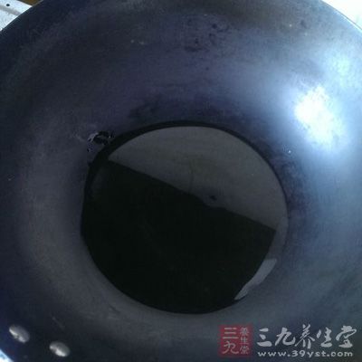 將麻油倒入炒鍋中燒熱 將麻油倒入炒鍋中燒熱