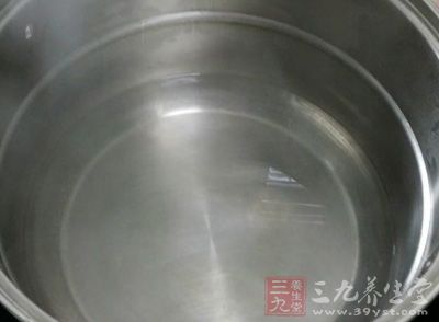 鍋中加一些清水 鍋中加一些清水