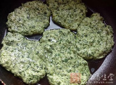 餅铛預熱後刷上香油，將面糊用勺子淋入餅铛上煎至兩面金黃即可