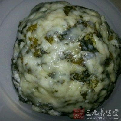 蒜汁，4-5瓣蒜，用壓蒜器壓成蒜泥，加生抽、香油、少許鹽、一點兒涼白開兌開