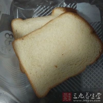 將牛油果放在面包片的一端