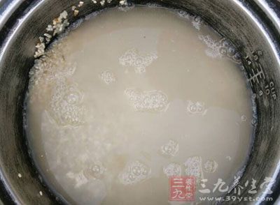 薏米和大米提前泡發一個小時
