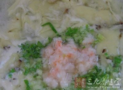 再下入姜絲、蝦仁，煮五分鐘，接著放入兩勺鹽，撒少許胡椒粉，最後放入香菜、蔥花，拌勻，即可出鍋