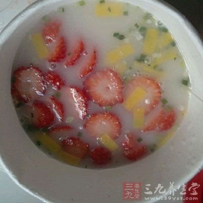 五十分鐘左右粥變粘稠後把草莓碎加入粥裡，大火煮個開關火即可