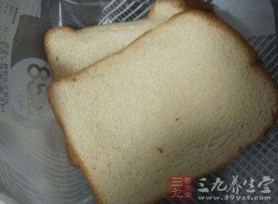 先准備好吐司片 先准備好吐司片