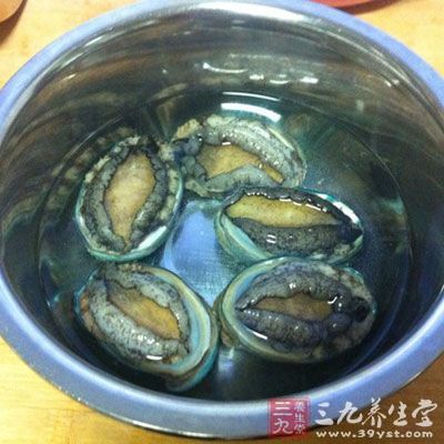 鮑魚能“養陰，平肝，固腎”，可調整腎上腺分泌，調節血壓，潤燥利腸，治月經不調，大便秘結等疾患