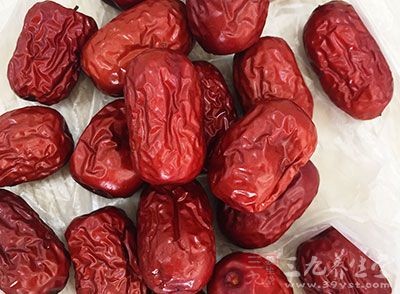 紅棗用熱水浸軟去核,每個切片;臘腸切薄片 紅棗用熱水浸軟去核,每個切片;臘腸切薄片