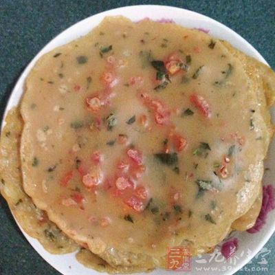 等雞蛋液稍微定型有凝結趨勢的時候,用鏟子將煎餅翻面 等雞蛋液稍微定型有凝結趨勢的時候,用鏟子將煎餅翻面