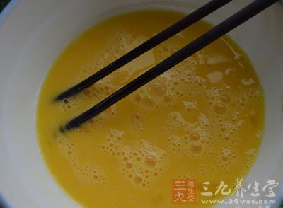 先把雞蛋打在碗內然後攪拌碎掉 先把雞蛋打在碗內然後攪拌碎掉