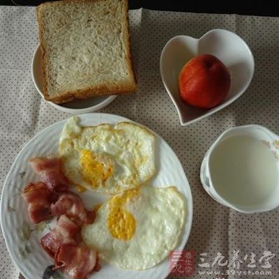 把大米洗淨泡1個小時以上,胡蘿卜洗淨切成小粒 把大米洗淨泡1個小時以上,胡蘿卜洗淨切成小粒