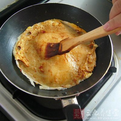 用小刷子抹上甜面醬