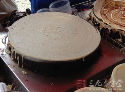 面團發酵結束,用擀面杖擀成薄片狀,表面抹上一層薄薄的豬油