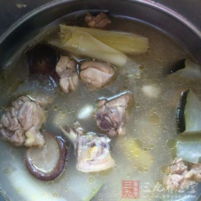 在鍋裏大火熱油,加入碎的洋蔥,大蒜和胡椒,約5min 在鍋裏大火熱油,加入碎的洋蔥,大蒜和胡椒,約5min