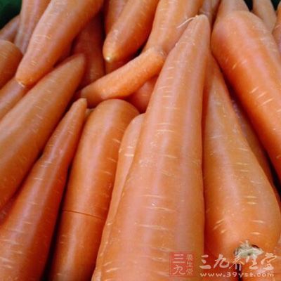 開鍋後，放入胡蘿卜、玉米粒，邊煮邊攪拌，要按一個方向哦
