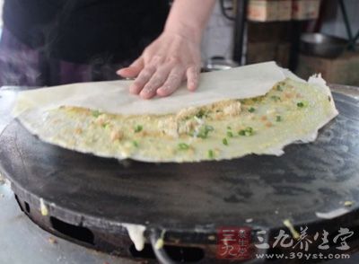 翻身煎熟，喜歡脆脆的，就煎金黃