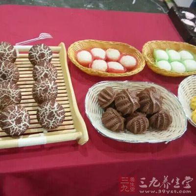 將猕猴桃去皮切成片,草莓也洗淨切片 將猕猴桃去皮切成片,草莓也洗淨切片